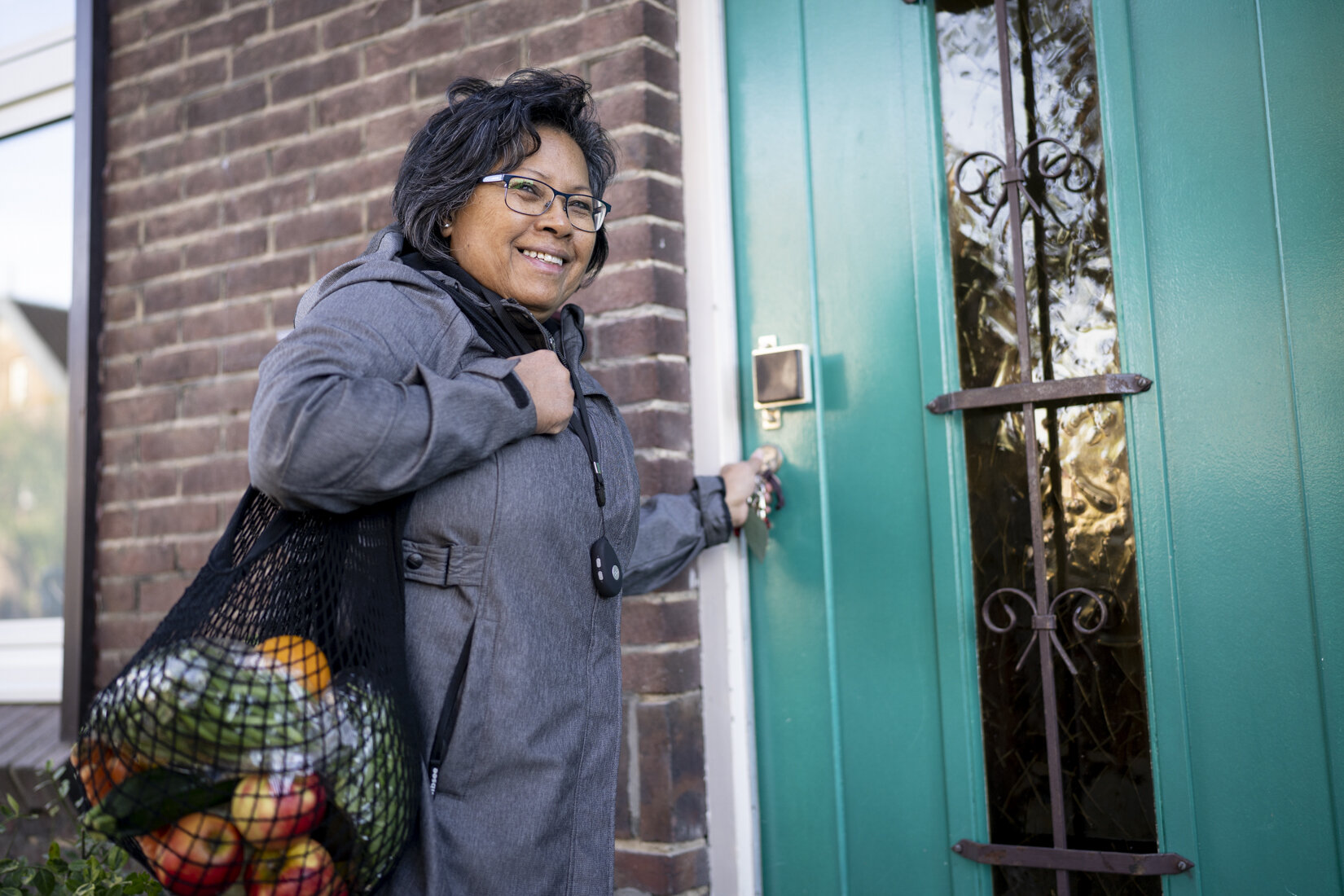 Afbeelding van mevrouw bij de deur