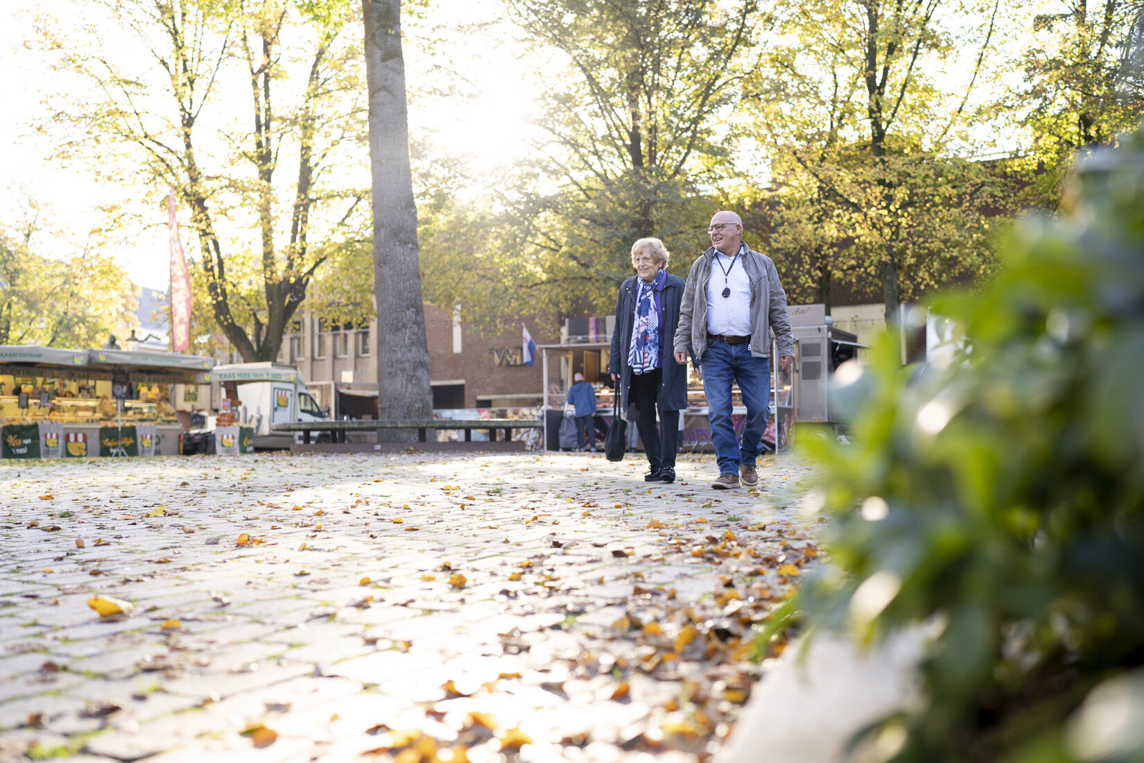 afbeelding van een vrouw en man samen op een plein